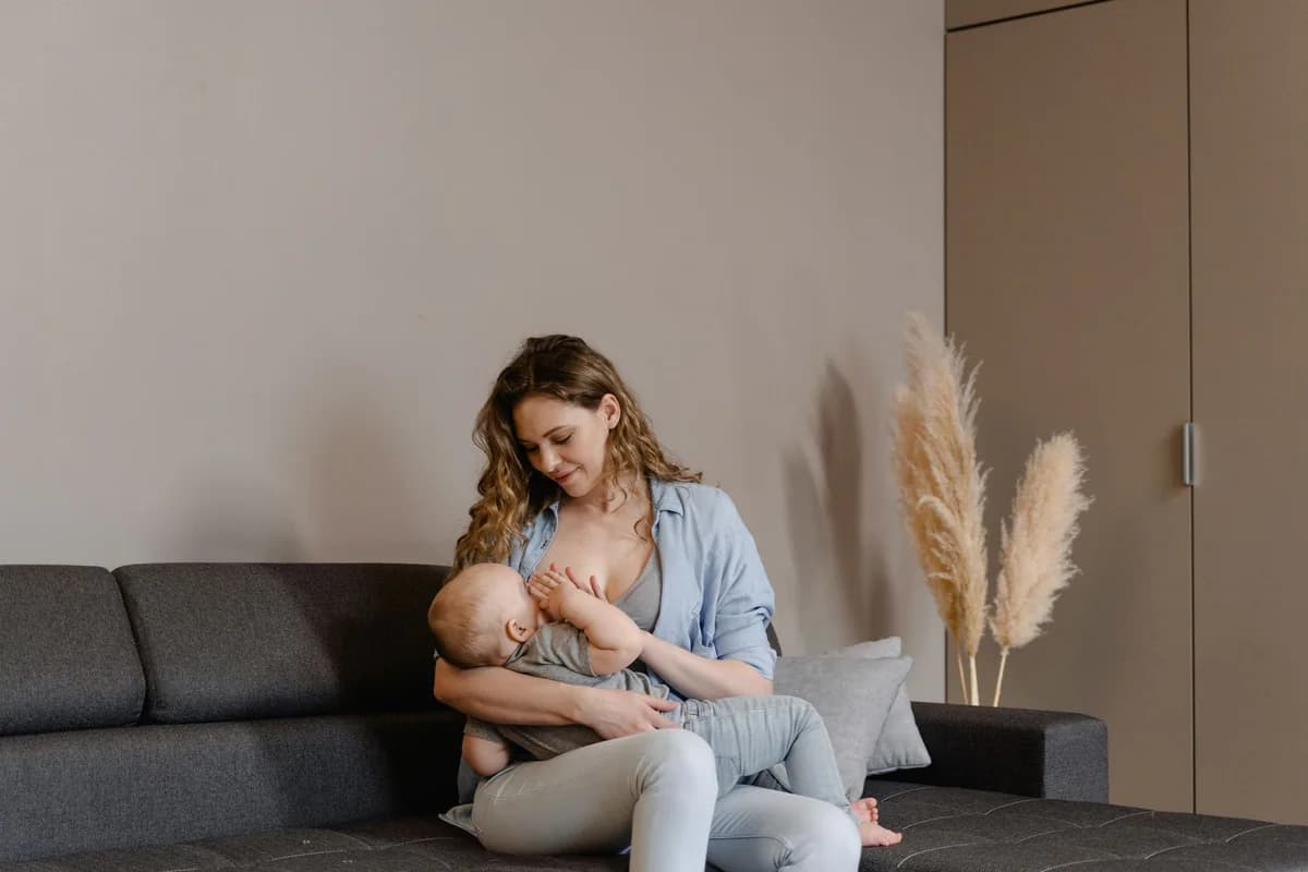 Una madre amamanta a su bebé en casa