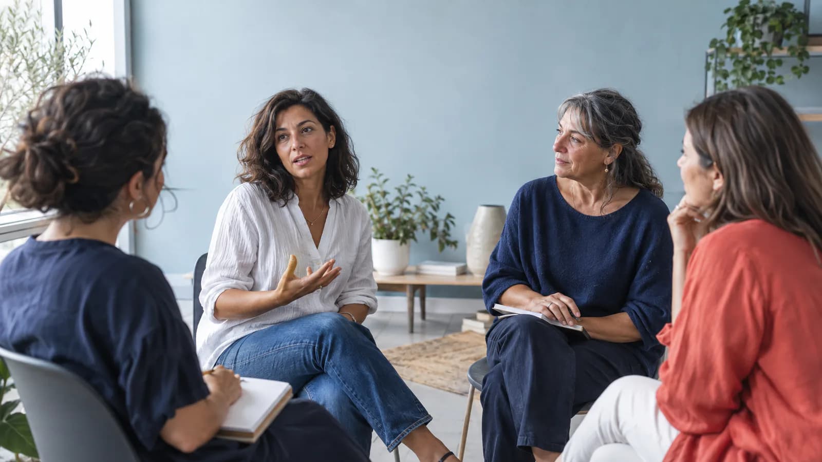 Varias madres comparten experiencias en un encuentro
