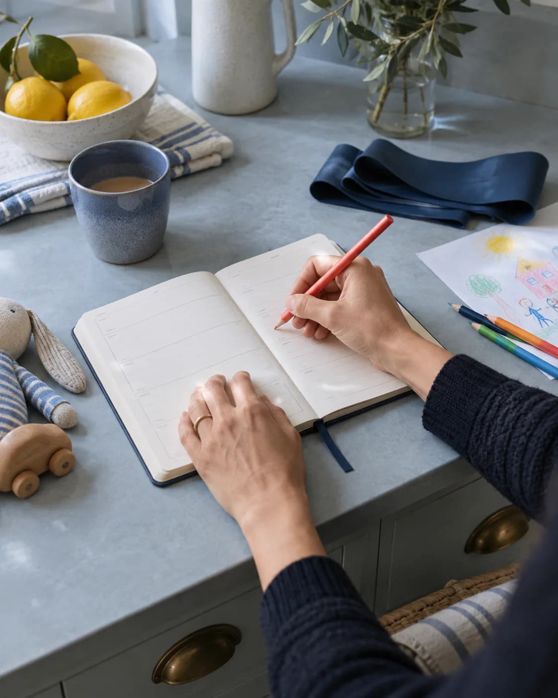Una madre organiza su semana con herramientas de autocuidado